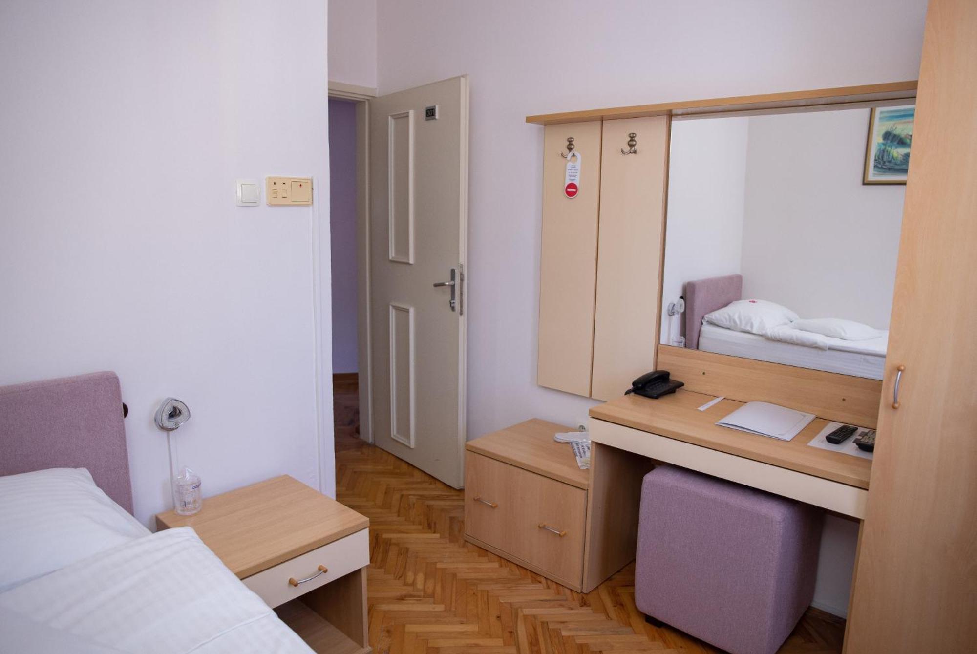 Bosanski Novi Motel New Sanatron מראה חיצוני תמונה